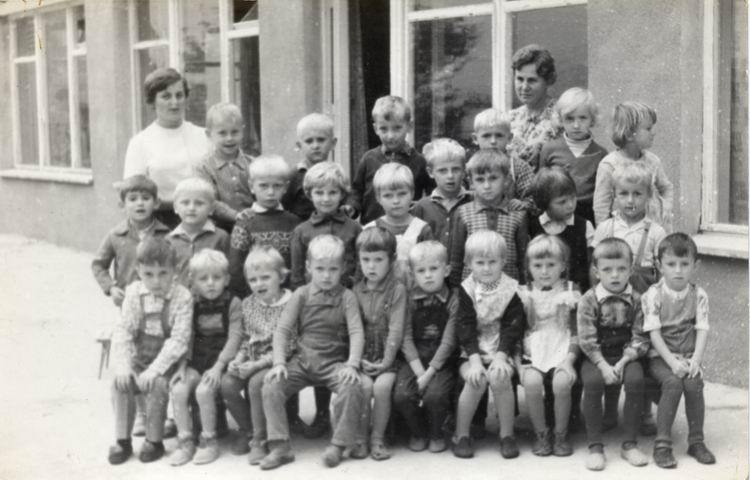 Pierwsza grupa przedszkolnych dzieci przed nowym budynkiem przedszkola- rok 1968
